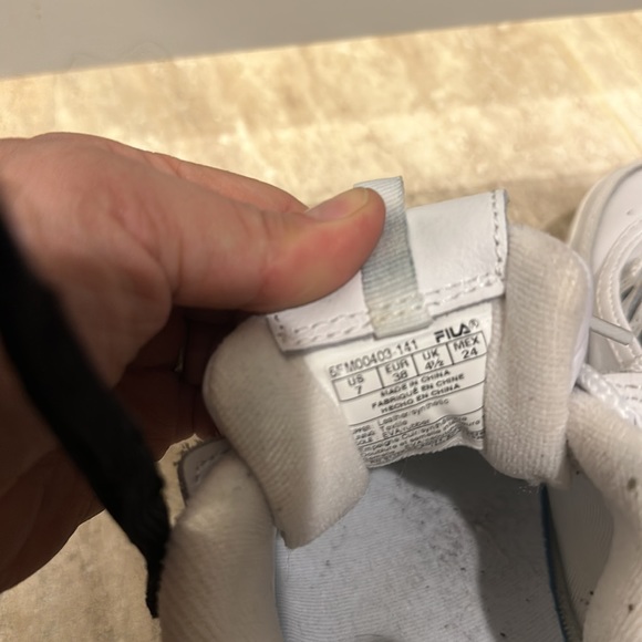 Fila sneakers size 7 - Picture 5 of 5